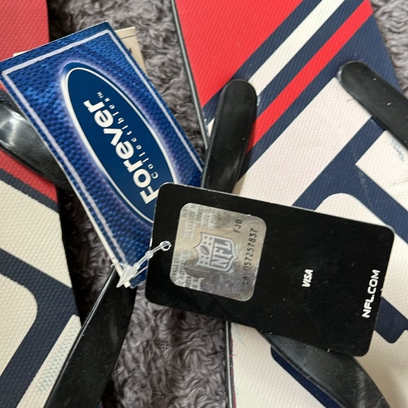 Authentic NY Giants Brand New with tags flip flops - Picture 2 of 6